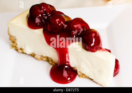 Stück Kirsch Käsekuchen auf weißen Teller. Stockfoto