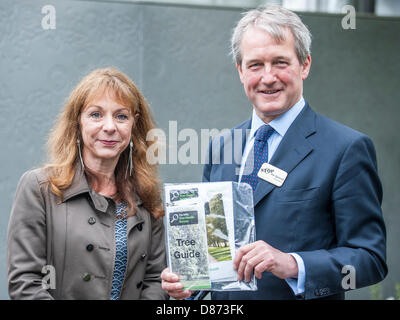 London, UK. 20. Mai 2013. Owen Paterson, Defra Secretary Of State, besucht die Fera @Stop die Verbreitung "Garten und seine Designer Jo Thompson. Der erste Tag von der Chelsea Flower Show. Das Royal Hospital Chelsea, London, UK 20. Mai 2013. Bildnachweis: Guy Bell / Alamy Live News Stockfoto