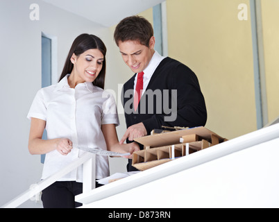 Zwei Architekten im Büro besprechen eine Konstruktionszeichnung Stockfoto