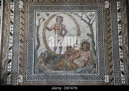 Bodenmosaik. Aus einer römischen Villa in der Nähe von Sentium (Sassferrato) in den Marken. Aion, Gott von Ewigkeit, umgeben von einem Tierkreis-Rad Stockfoto