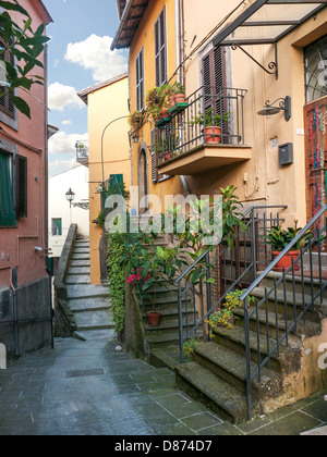 Eine Straße in der mittelalterlichen Hill Top Stadt Soriano Nel Cimino, Umbrien, Italien Stockfoto