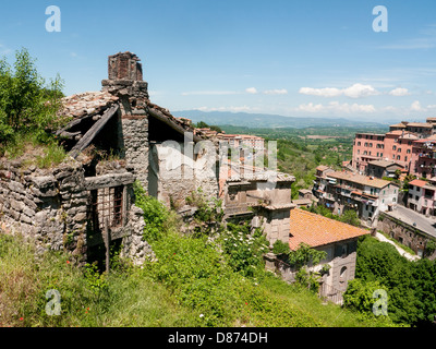 Ein verfallenes Haus in der mittelalterlichen Hill Top Stadt Soriano Nel Cimino, Umbrien, Italien Stockfoto