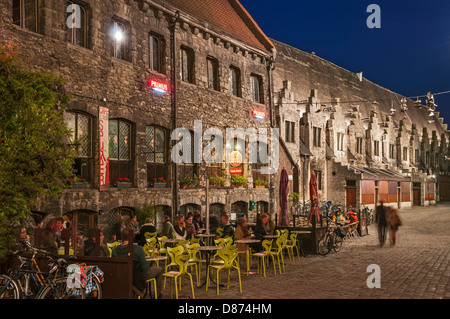 Leute sitzen im Café in der Nähe von großen Metzger Halle Gent Belgien Stockfoto