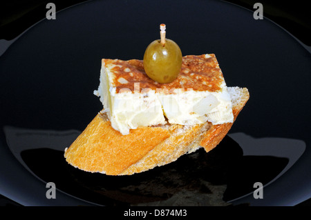 Spanische Tortilla Tapa garniert mit grünen Oliven und serviert auf knusprigem Brot, Andalusien, Spanien, Westeuropa. Stockfoto