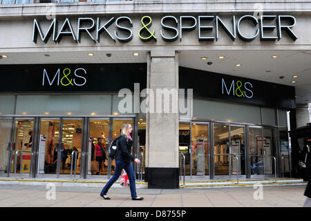 Eine Frau geht Vergangenheit Marks & Spencer store, Oxford Street, London, UK. Stockfoto