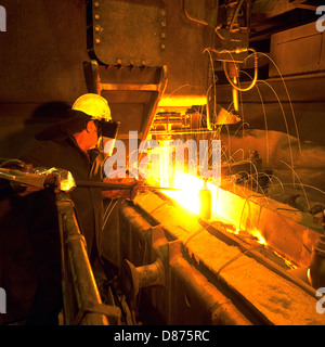 Steelworker aktivieren Flow von flüssigem Stahl in Tundish oben Stranggießanlage Rotherham Engineering Steels England UKSkills Stockfoto