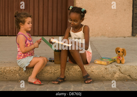 Straße Spielplatz.  Multi farbige Kuba.  Kinder.  Jungen kubanischen Generation.  Nur ein Kind haben. Stockfoto