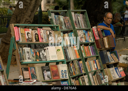 Verkauf von Büchern bei Plaza de Armas in Havanna Stockfoto