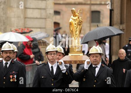 Feuerwehrleute tragen eine Statue von St. Willibrord in der Springprozession Echternach durch die Straßen zum Grab des Heiligen Willibrord in der Basilika in Echternach, Luxemburg, 21. Mai 2013. Die Springprozession Echternach ehrt St. Willibrord (658-739), die Abtei von Echternach rund 700 gegründet. Foto: THOMAS FREY Stockfoto