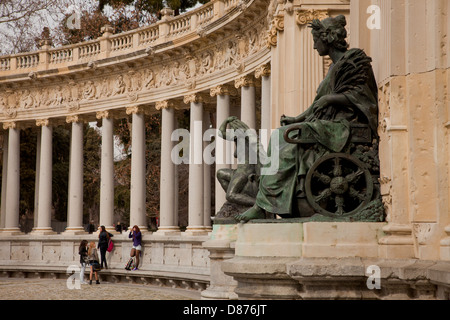 Spalten des Denkmals für König Alfonso XII auf der Park Parque del Retiro in der spanischen Hauptstadt Madrid, Spanien, Europa Stockfoto