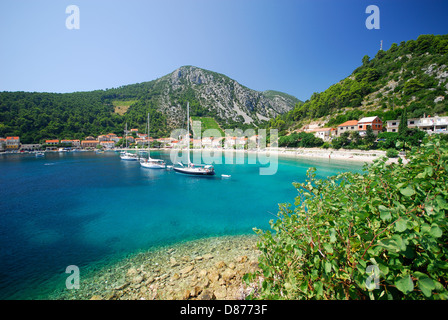 HALBINSEL PELJESAC, KROATIEN. Der malerische Küstenort und Bucht von Trstenik. 2010. Stockfoto