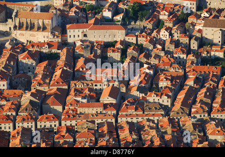 DUBROVNIK, KROATIEN. Einen erhöhten Blick auf Dächer in der mittelalterlichen Stadtmauer. 2010. Stockfoto