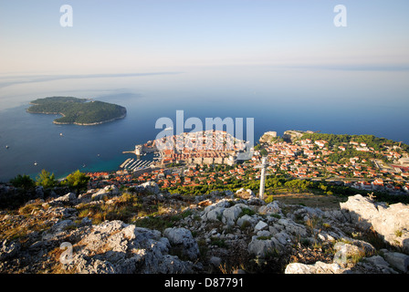 DUBROVNIK, KROATIEN. Ein Sonnenaufgang Blick auf die Stadt und die Insel Lokrum von der Spitze des Mount Srd. 2010. Stockfoto