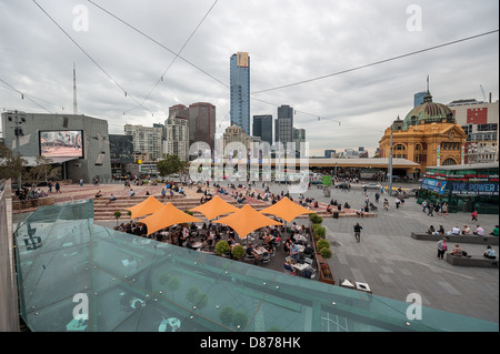 Die interessante architektonische Winkel von Melbourne ikonischen Federation Square. Stockfoto