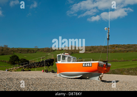 Angelboot/Fischerboot auf Branscombe Strand, Devon, England, UK Stockfoto