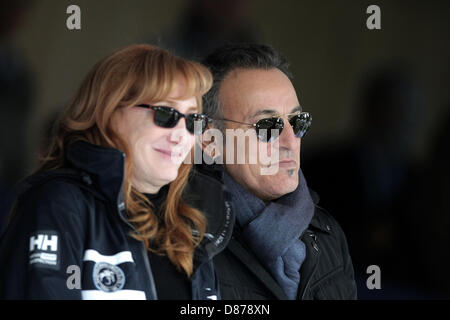 Wiesbaden, Deutschland. 20. Mai 2013. Musikern Patti Scialfa und Bruce Springsteen applaudieren ihre Tochter bei einem Reitturnier in Wiesbaden. Die Wiesbaden zu reiten und fahren Club (WRFC) organisiert ein jährliches Reitturnier im Schlosspark in Wiesbaden-Biebrich. Foto: FREDRIK VON ERICHSEN/Dpa/Alamy Live-Nachrichten Stockfoto