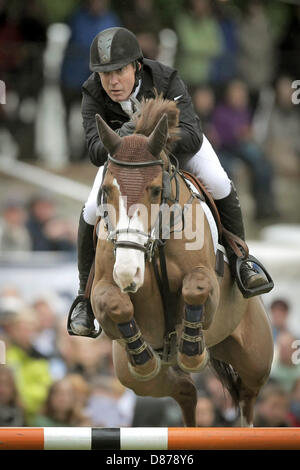 Wiesbaden, Deutschland. 20. Mai 2013. Michael Whitaker aus Großbritannien führt sein Pferd "Wikinger" über ein Hindernis in Wiesbaden. Die Wiesbaden zu reiten und fahren Club (WRFC) organisiert ein jährliches Reitturnier im Schlosspark in Wiesbaden-Biebrich. Foto: FREDRIK VON ERICHSEN/Dpa/Alamy Live-Nachrichten Stockfoto