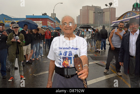 92 Jahre alten Strongman Michael Greenstein, The Mighty Atom zieht ein Auto mit seinen Zähnen in Coney Island, Brooklyn, New York Stockfoto
