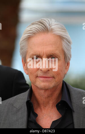 MICHAEL DOUGLAS HINTER DEM LEUCHTER. PHOTOCALL. CANNES FILM FESTIVAL 2013 PALAIS DES FESTIVAL CANNES Frankreich 21 Mai 2013 Stockfoto