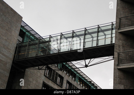 Palast in Berlin, verwendet als Büro, mit zwei Türmen, verbunden durch eine gläserne Brücke, Berlin, Deutschland Stockfoto