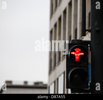 Fußgängerampel in Berlin, mit traditionellen roten Männlein Ampelmann, Symbol für alle Ampeln in Berlin Stockfoto