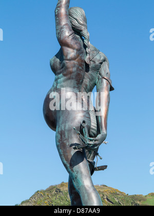 Damien Hirst Statue "Wahrheit", der eine schwangere Frau mit Schwert in Ilfracombe, Devon, England Stockfoto