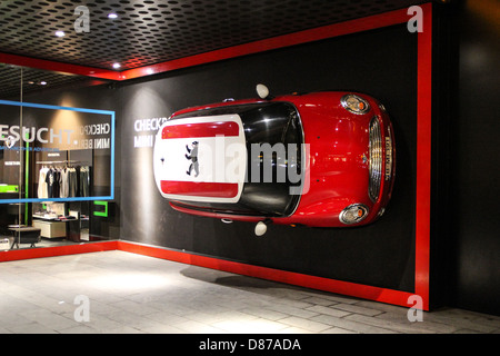 BMW Mini One rote Auto fixiert, Wand, mit einem Berliner Bär Flagge Logo Emblem auf dem Dach, in der Friedrichstraße, Berlin, Deutschland Stockfoto