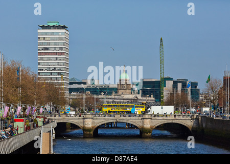 O' Connell Brücke über den Fluss Liffey mit The Customs House und Liberty Hall im Hintergrund. Dublin, Irland Stockfoto