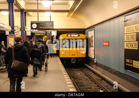 U-Bahn Linie U6 der Berliner U-Bahn, in der Station Hallesches Tor Stockfoto