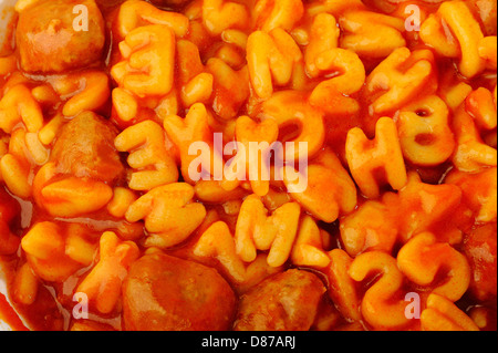 Pasta und Frikadellen, die mit Schweine-, Hühner- und Rindfleisch in Tomatensauce Stockfoto