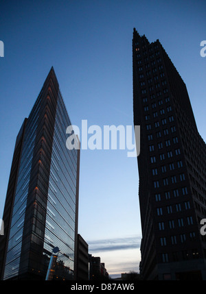 Moderne Wolkenkratzern, Stahl und Glas, befindet sich am Potsdamer Platz an der Stelle, wo vorher dort war die Berliner Mauer, Deutschland Stockfoto