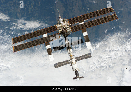Das Space Shuttle Atlantis wurde während der STS-114-Mission von der Internationalen Raumstation (ISS) abgedockt. Das Abdocken markiert einen wichtigen Meilenstein, während das Shuttle nach Erreichen der Missionsziele seine Reise zurück zur Erde beginnt. Stockfoto