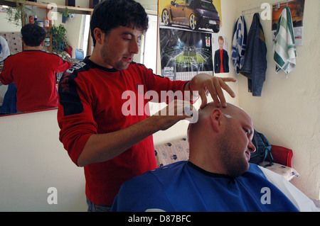 Barbier rasieren und Pflege Männer im türkischen Dorf Barber Shop. Stockfoto