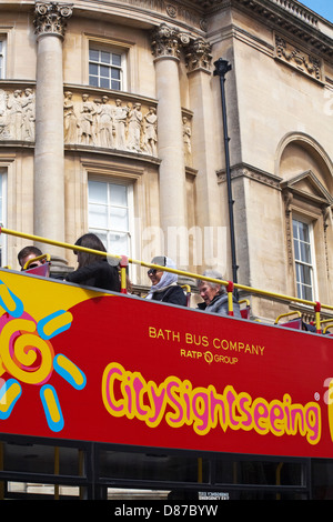 CitySightseeing Bus und Architektur in Bath, Somerset UK im April Stockfoto