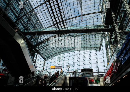 Berlin Hauptbahnhof, eingeweiht im Jahr 2006 ist der Hauptbahnhof in Berlin, Deutschland Stockfoto