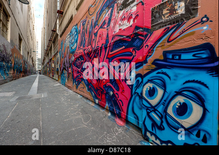 Melbournes Hosier & Rutledge Gassen sind ein berühmter Wahrzeichen wo Straßenkünstler die Wände schmücken dürfen. Stockfoto