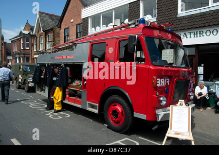 Autosalon bei Faversham in Kent classic Cars und Busse auf Show über das Wochenende-Feuerwehrauto mit Uniformen zu transportieren Stockfoto