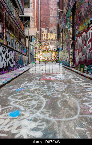 Melbournes Hosier & Rutledge Gassen sind ein berühmter Wahrzeichen wo Straßenkünstler die Wände schmücken dürfen. Stockfoto