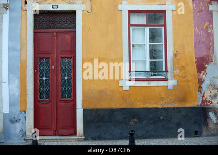 Bunt bemalte alte steinerne Stadt Traditionshaus im alten Distrikt Faro, Portugal Stockfoto