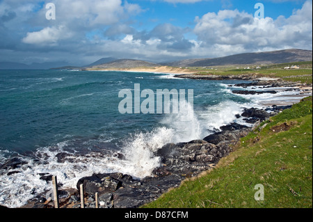 Sandstrände und Wellen brechen sich an der Westküste von South Harris in der Nähe von Sgarasta Mhor auf den äußeren Hebriden Schottland Stockfoto