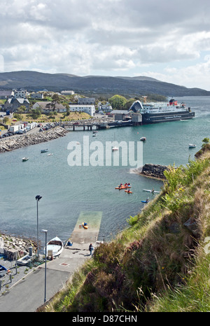 Blick auf das Hafengebiet von Tarbert in Harris Hebrides Schottland mit CalMac Auto Fähre Hebriden Entladen Autos von Uig auf Skye Stockfoto