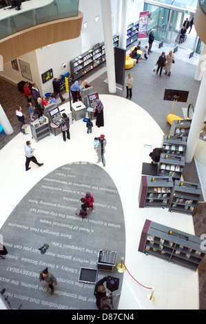 Vierstöckiges Atrium mit Rolltreppen, Treppen und eine gewölbte Decke. Die neue Zentralbibliothek eröffnet im Stadtzentrum von Liverpool. Stockfoto