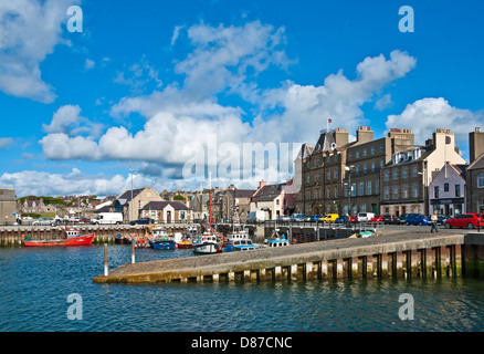 Kirkwall Hafen Orkney Schottland mit Angeln und Boote an einem sonnigen Juni Tag mit Kirkwall Hotel hinter Stockfoto