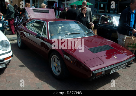 Transport-Motor zeigen bei Faversham in Kent alle Arten von klassischen Autos und Busse am Show über das Wochenende Ferrari Dino Viersitzer Stockfoto