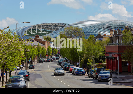 Straßenszene in Dublin. Der Blick nach unten der Grand Canal Street oberen zeigt das Aviva Stadion im Hintergrund. Dublin, Irland Stockfoto