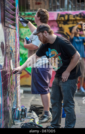 Straßenkünstler schmücken die Wände von Melbournes Hosier & Rutledge Lanes mit Wandmalereien, die eine beliebte Touristenattraktion darstellen. Stockfoto