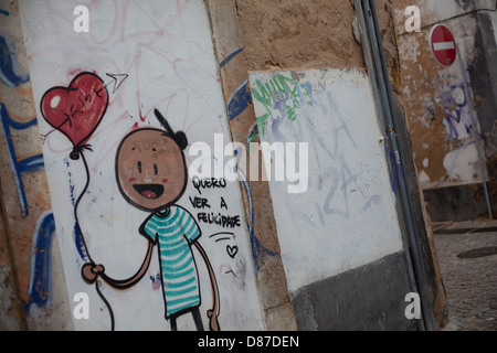 Straße Graffiti an den Wänden eines verfallenen und wimmelte Hauses in Faro, Portugal. Stockfoto