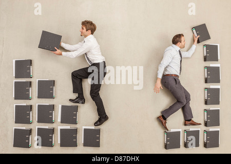 Geschäftsleute, die Organisation von Dateien im Büro Stockfoto