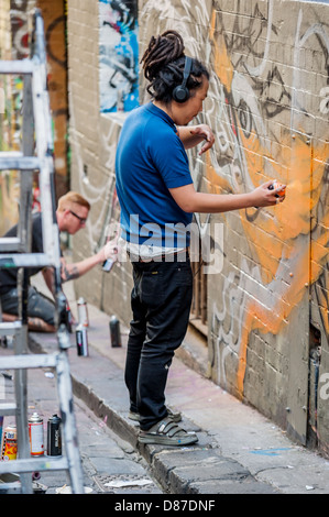 Straßenkünstler schmücken die Wände von Melbournes Hosier & Rutledge Lanes mit Wandmalereien, die eine beliebte Touristenattraktion darstellen. Stockfoto