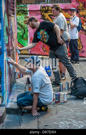 Straßenkünstler schmücken die Wände von Melbournes Hosier & Rutledge Lanes mit Wandmalereien, die eine beliebte Touristenattraktion darstellen. Stockfoto